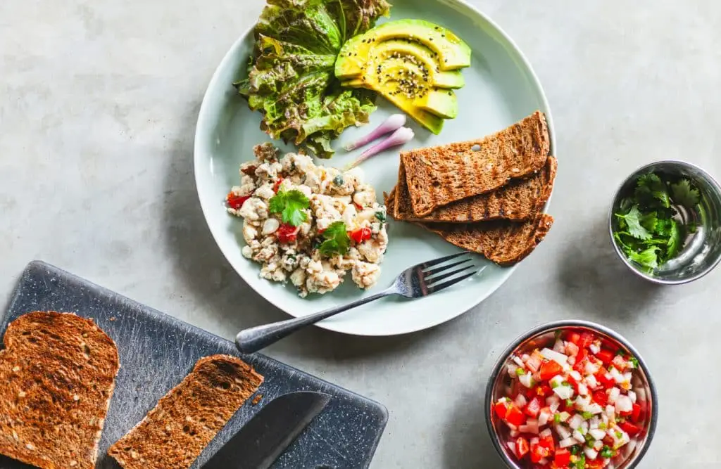 start living now - healthy snack - healthy snacks - healthy food - healthy foods - healthy eating - Whole Grain Crackers and Avocado